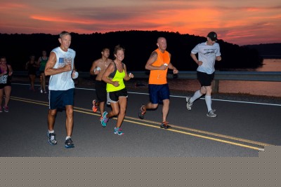 A group of runners make there way across the dam.