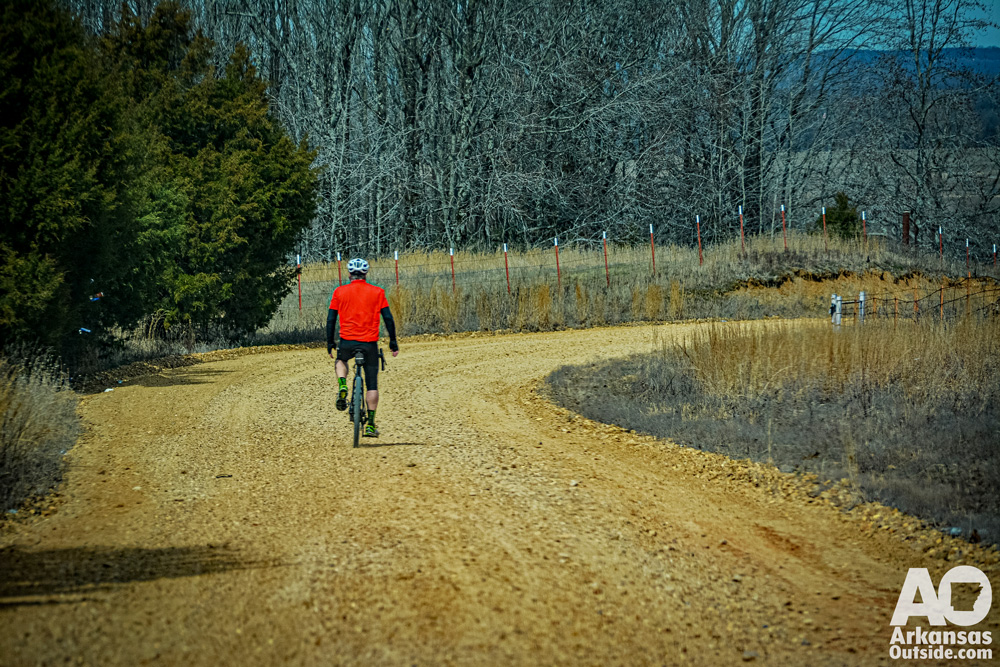 Gravel cyclist giving the hands a break.