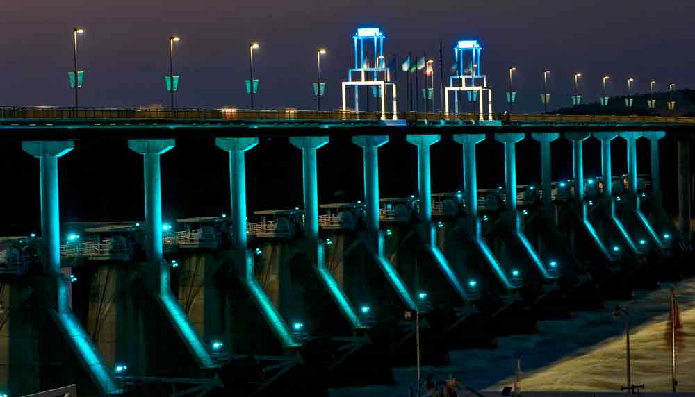 Nighttime on the Big Dam Bridge.